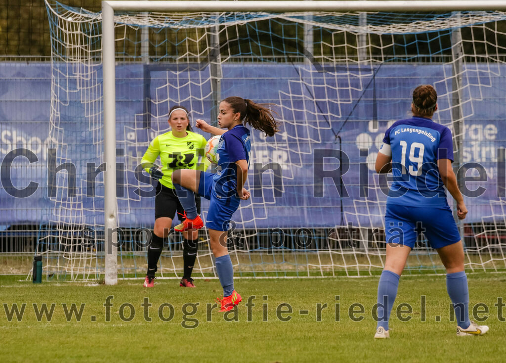 2023-10-07_072_FC_Langengeisling_gegen_MTV_Diessen_Ammersee | Erding, Deutschland, 07.10.2023:
Fußball, Bezirksoberliga 2023 / 2024, 6. Spieltag, FC Langengeisling gegen MTV Diessen/Ammersee, Endergebnis: 0:3

Anna Deischl (FC Langengeisling, #17), Carina Sedlmeier (FC Langengeisling, #19)

Foto: Christian Riedel / fotografie-riedel.net