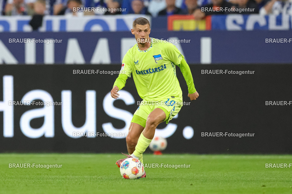 1_S04BER_20250801_2089.JPG -  - FC Schalke 04 - Hertha BSC Berlin - 2. Bundesliga | Gelsenkirchen, Deutschland, 01.08.25: Michael Cuisance (Hertha BSC Berlin) in Aktion, am Ball, Einzelaktion waehrend des Spiels der 2. Bundesliga zwischen FC Schalke 04 - Hertha BSC Berlin in der Veltins-Arena am 01. August 2025 in Gelsenkirchen, Deutschland. (Foto von Stefan Brauer/Brauer-Fotoagentur)DFB/DFL REGULATIONS PROHIBIT ANY USE OF PHOTOGRAPHS AS IMAGE SEQUENCES AND/OR QUASI-VIDEO.