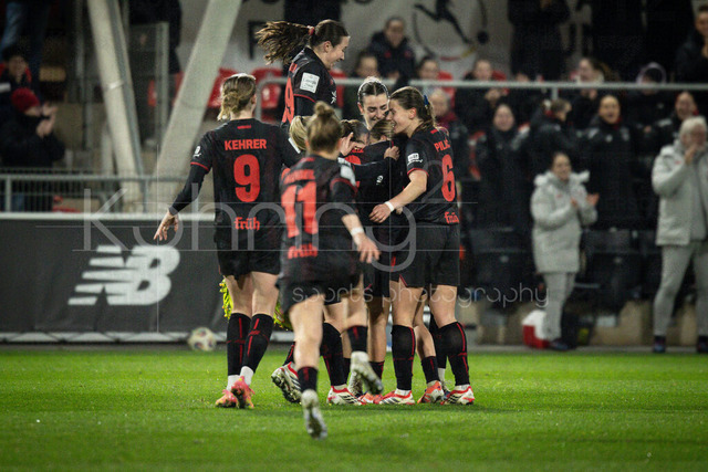 Frauen Fußball-Bundesliga; Bayer 04 Leverkusen - 1. FC Köln, 13.02.2026 | Torjubel nach dem 2:0 durch Sofie Zdebel (Bayer 04 Leverkusen, 16); Bayer 04 Leverkusen - 1. FC Köln an Spieltag 18 der Google Pixel Frauen-Bundesliga am 13.02.2026 im Ulrich-Haberland-Stadion in Leverkusen (Nordrhein-Westfalen). DFL REGULATIONS PROHIBIT ANY USE OF PHOTOGRAPHS AS IMAGE SEQUENCES AND/OR QUASI-VIDEO.