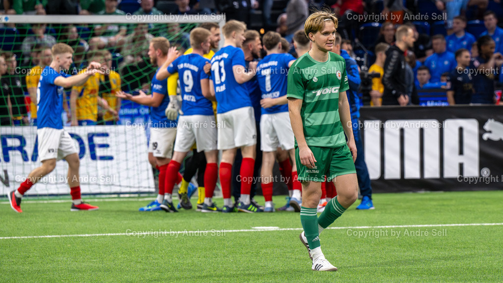 SHFV Lotto Masters 2024 | 20240113_7890, 13.01.2024, SHFV Lotto Masters 2024, Gruppe B, TSB Flensburg (blau) vs. PSV Neumünster (grün), Mats Melahn (PSV #6) nach dem Spiel - Realisiert mit Pictrs.com