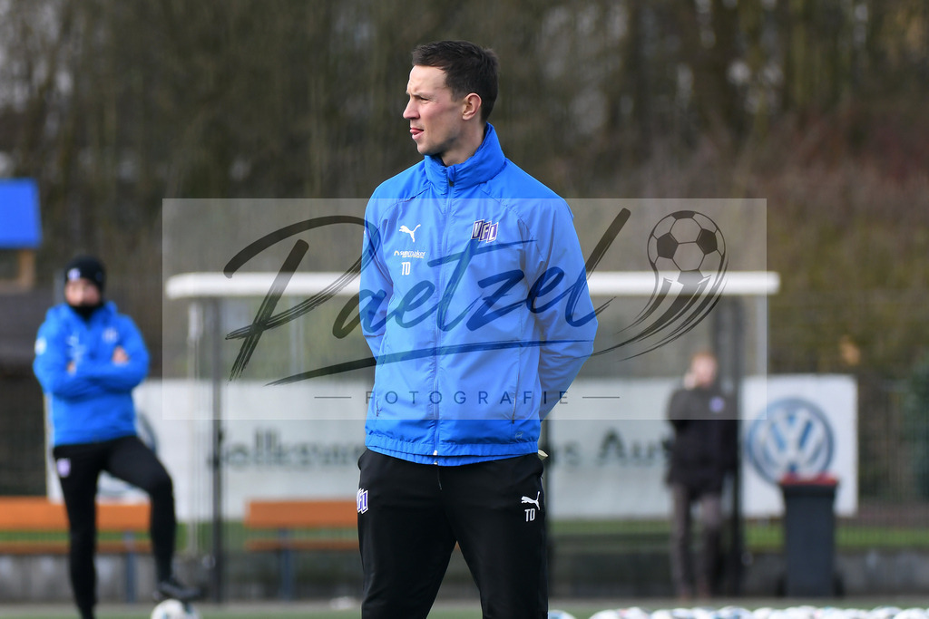 20200302_TRAOSN_0076 | Fussball, Herren: Co-Trainer Tim Danneberg (VfL Osnabrueck) schaut waehrend der Trainingseinheit des VfL Osnabrueck im Sportpark Illoshoehe am 02.03.2020 in Osnabrueck, Deutschland. - Realisiert mit Pictrs.com