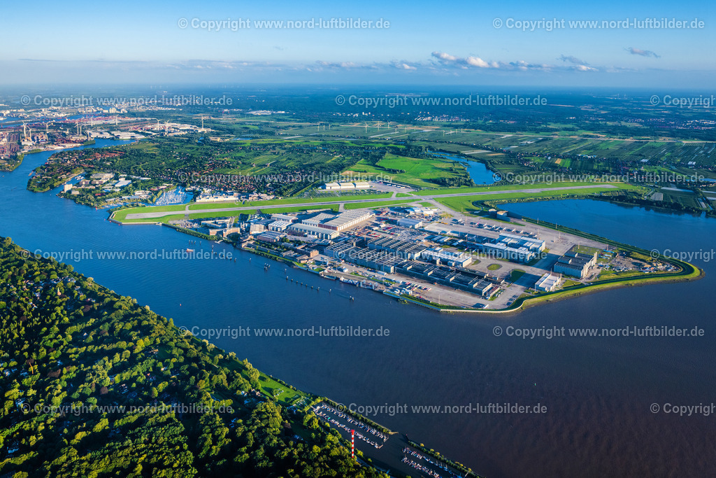 Hamburg_Finkenwerder_Airbus_ELS_3166090823 | HAMBURG 21.08.2023 Airbus Produktionsgelände und Werksflughafen Finkenwerder in Hamburg. Auf dem ehemaligen Gelände der Hamburger Flugzeugbau - am Elbeufer auf der Halbinsel Finkenwerder -  befindet sich ein Airbus-Werk mit eigenem Werksflughafen. Weiterführende Informationen bei: Airbus SE. // Airbus works and airport of Finkenwerder in Hamburg in Germany. The former Hamburger Flugzeugbau works  - on the Finkenwerder Peninsula on the riverbank of the Elbe - include an Airbus production site with an airplane. Several Airbus planes and models are being constructed here. Further information at: Airbus SE. Foto: Martin Elsen