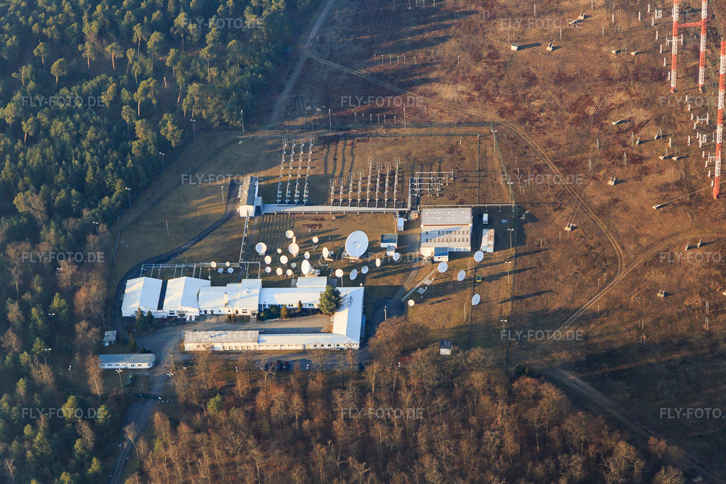 Luftbild: US-Antennenanlage der IBB International Broadcasting Bureau Transmitter Station Lampertheim im Ortsteil Neuschloß in Lampertheim im Bundesland Hessen in Deutschland. Foto: IMG_096705.jpg vom 14.02.2017 durch Werner Riehm/FLY-FOTO.de
