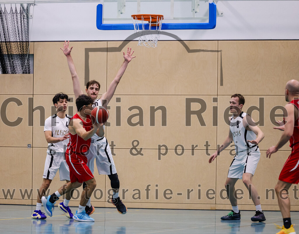 2025-12-06_043_TSV_Vaterstetten_gegen_MTV_1879_Muenchen | Vaterstetten, Deutschland, 06.12.2025:Basketball, 2. Regionalliga Süd 2025 / 2026, 9. Spieltag, TSV Vaterstetten gegen MTV 1879 München, Endergebnis: 58:83Altay Öztürk (TSV Vaterstetten, #4)Foto: Christian Riedel / fotografie-riedel.net