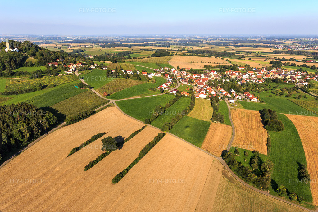 Luftbild: St. Johannes Baptist auf dem Bussen von Westen im Ortsteil Offingen in Uttenweiler im Bundesland Baden-Württemberg in Deutschland. Foto: IMG_128790.jpg vom 03.09.2021 durch Werner Riehm/FLY-FOTO.deOffingen-Bussenkirche - Seelsorgeeinheit Bussen