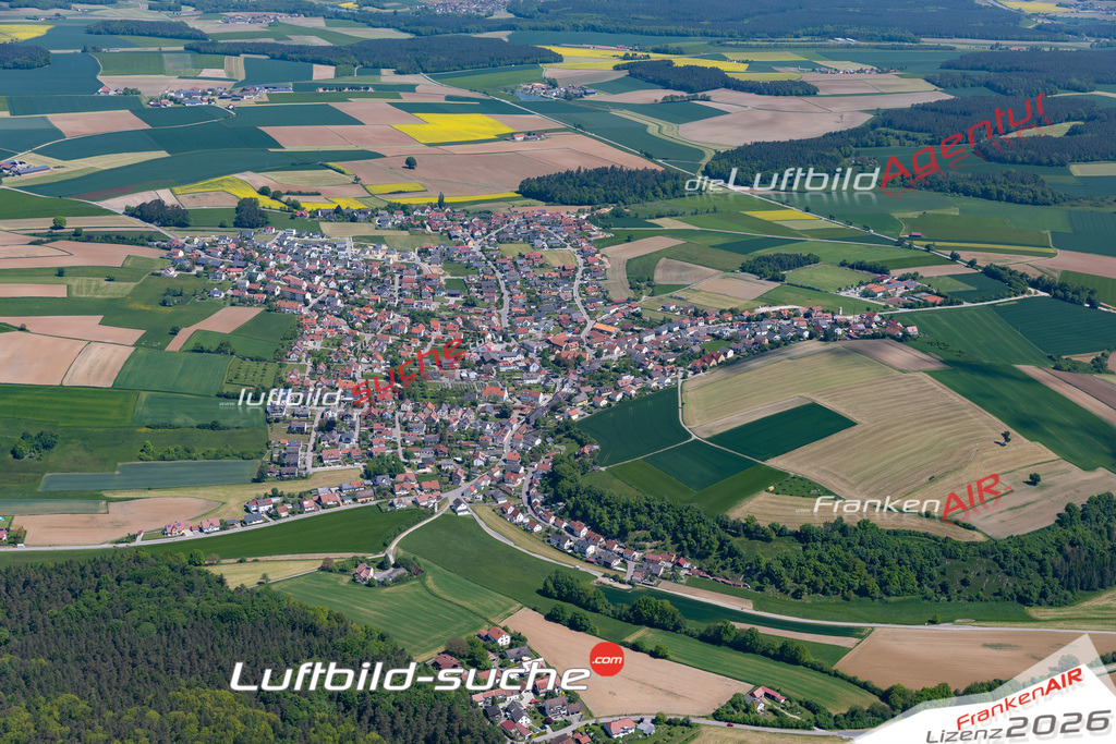 Die Luftaufnahme Steinsberg - Regenstauf wurde 2021 mittels Flugzeug (keine Drohne) erstellt. Hohe Auflösung -für große Poster und Wandbilder geeignet!