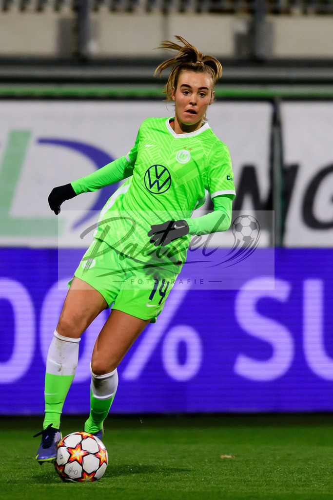 WOBJUV20211118_173 | Fussball, Frauen: Jill Roord (VfL Wolfsburg) in Aktion, am Ball, Einzelaktion bei dem Spiel der UEFA Women´s Champions League zwischen VfL Wolfsburg und Juventus Turin im AOK-Stadion am 18.11.2021 in Wolfsburg, Deutschland. - Realisiert mit Pictrs.com