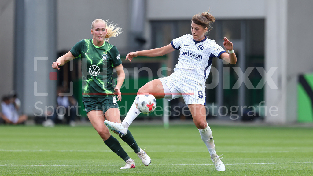 Fussball, UEFA Womens Champions League, VfL Wolfsburg - Inter Mailand | v.li.: Camilla Küver (VfL Wolfsburg, 16) und Elisa Polli (Inter Mailand, 9) im Zweikampf, Duell, Dynamik, Aktion, Action, Spielszene