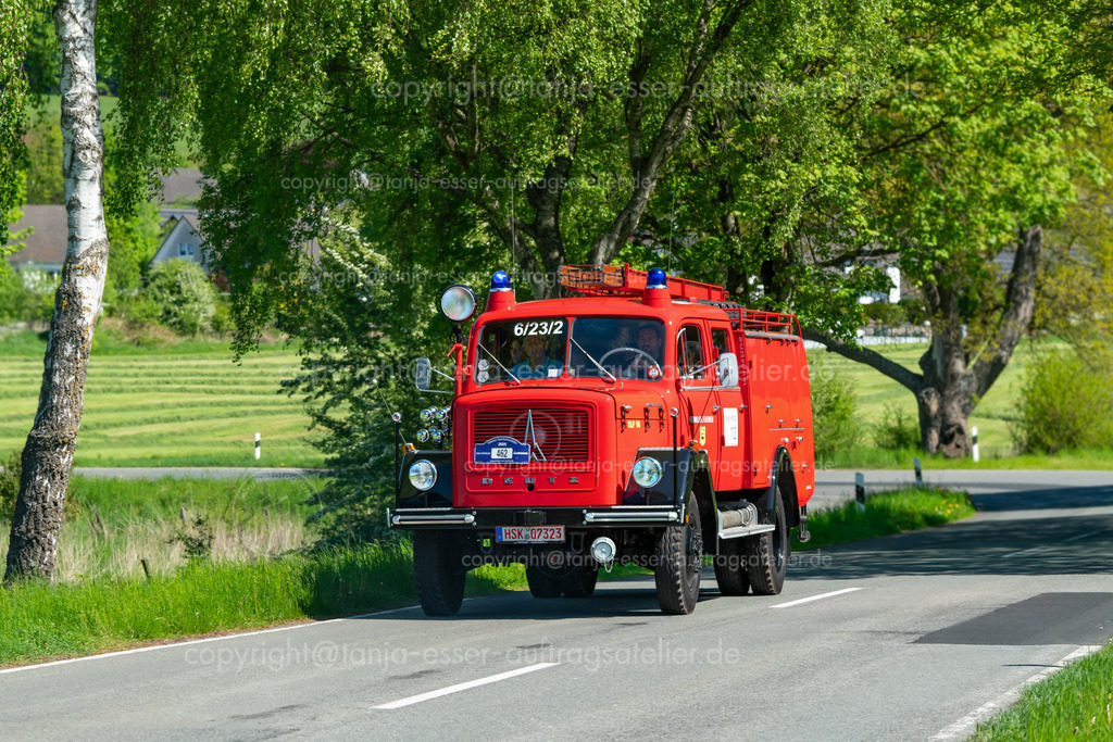 462 Sauerland Oldtimer Rundfahrt Feuerwehr LKW Magirus Deutz TLF_ 079 | Brilon, Deutschland - 10. Mai 2025: Firma Witteler veranstaltet die Oldtimer Sauerlandrundfahrt (OSR). In Gevelinghausen wurde auf der Landstraße ein Feuerwehr LKW der Firma Magirus Deutz TLF aus dem Baujahr 1963 fotografiert.                               