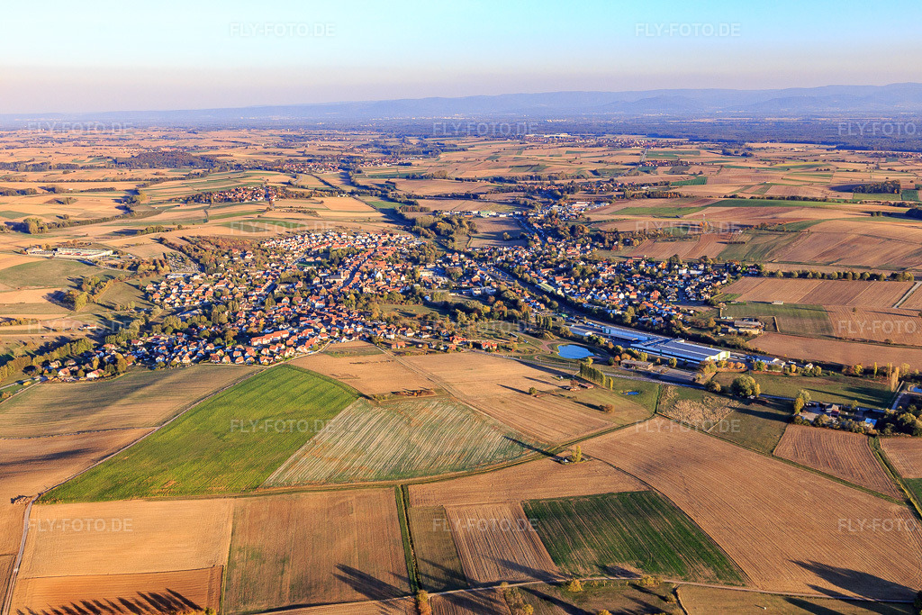 Luftbild: Ortsansicht von Nordwesten in Soultz-sous-Forêts im Bundesland Bas-Rhin in Frankreich. – Foto: IMG_112142.jpg vom 13.10.2018 durch Werner Riehm/FLY-FOTO.de – Auflösung des Originals: 5472 x 3648 px