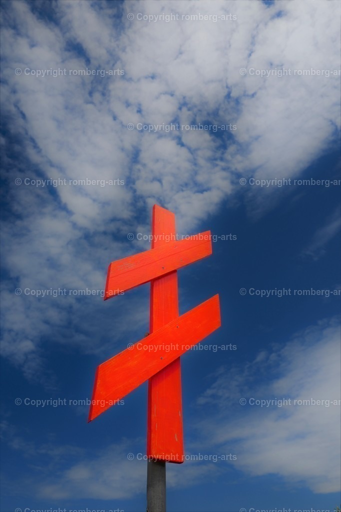 Rote Barke | Rotes Holzkreuz, rotes Kreuz vor blauem Himmel, blauer Himmel mit Wolken