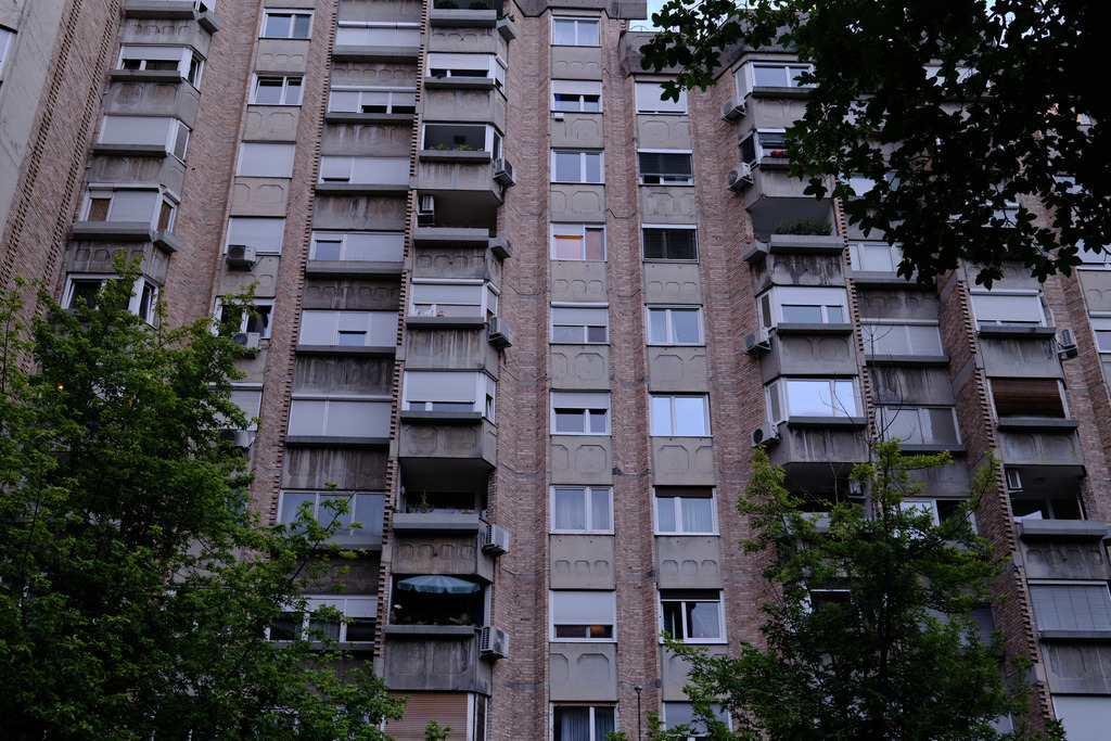 Wohnblock mit Wohnungen | Ljubljana, Slowenien - June 22, 2025: Wohnblock mit Wohnungen. - Realisiert mit Pictrs.com