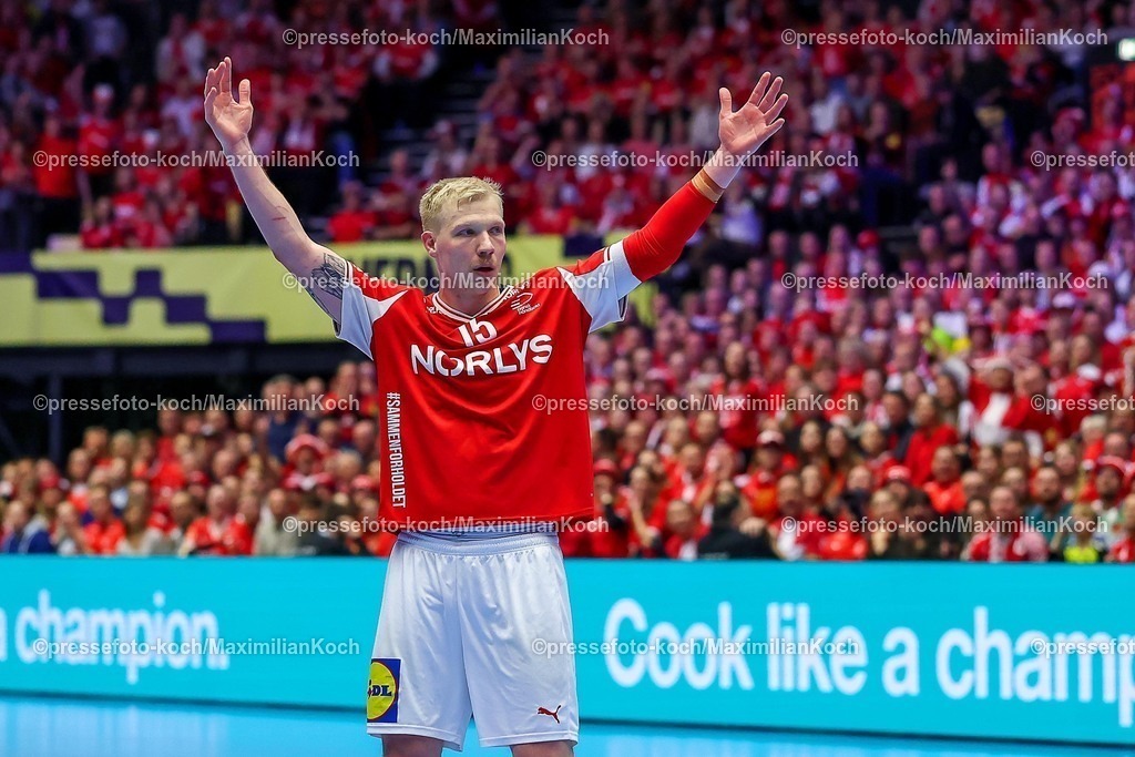 EHF24012602024 | 24.01.2026, Handball, Men's EHF EURO 2026, Dänemark -Spanien, Jyske Bank Boxen in Herning, Dänemark, Main Round:  Magnus Saugstrup Jensen (Denmark #15) gestikulierend auf dem Spielfeld  