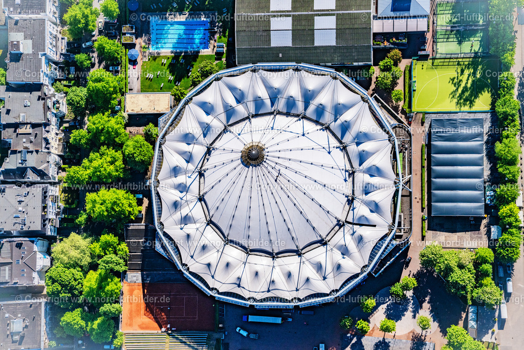 Hamburg_Rothenbahm_Tennisstation_Senkrechtaufnahme_ELS_3122090525 | HAMBURG 09.05.2025 Senkrecht- Luftbild aus der Satelliten- Perspektive vom Tennisarena am Rothenbaum in Hamburg. Das ATP-Turnier von Hamburg (offiziell International German Open) ist ein deutsches Herren-Tennisturnier, das jährlich am Hamburger Rothenbaum ausgetragen wird. Der Wettbewerb gehörte zur Masters-Serie der ATP und hieß früher Hamburg Masters, heute ATP World Tour 500. Weiterführende Informationen bei: Alfred Rein Ingenieure GmbH,  Deutscher Tennis Bund e. V.,  ECE Projektmanagement G.m.b.H & Co. KG,  Hamburg sports & entertainment GmbH,  Textil Bau GmbH. // Vertical aerial view from the satellite perspective of the the tennis arena at Rothenbaum in Hamburg. The ATP tournament in Hamburg (official German International Open) is a German men's tennis tournament which is held annually at Hamburg Rothenbaum. Further information at: Alfred Rein Ingenieure GmbH,  Deutscher Tennis Bund e. V.,  ECE Projektmanagement G.m.b.H & Co. KG,  Hamburg sports & entertainment GmbH,  Textil Bau GmbH. Foto: Martin Elsen