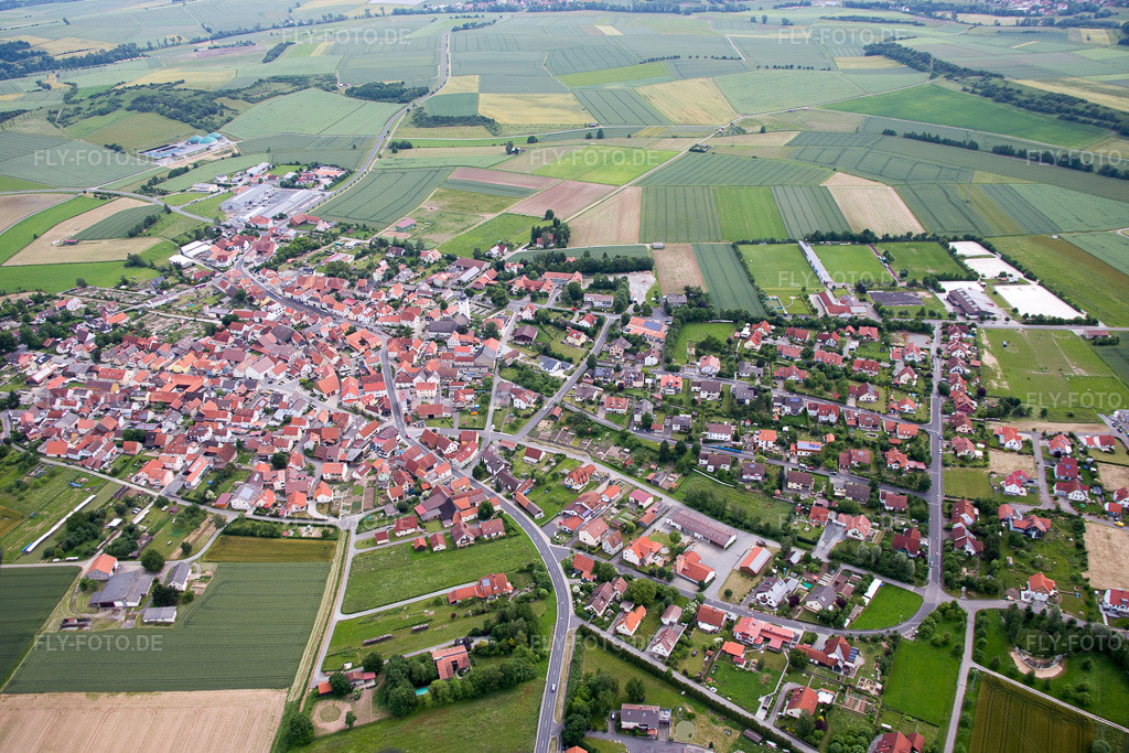 Luftbild: landwirtschaftlichen Feldern und Nutzflächen in Großbardorf im Bundesland Bayern in Deutschland. Foto: IMG_089871.jpg vom 11.06.2016 durch Werner Riehm/FLY-FOTO.de