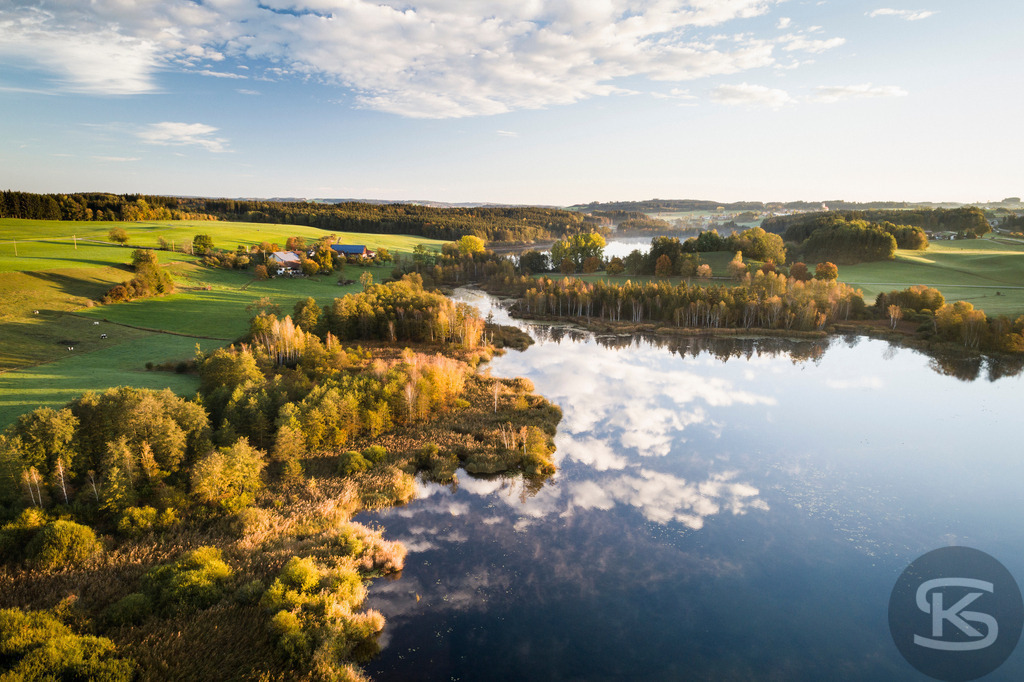 Wunderschöne Allgäu-Landschaft aus der Luft – Grüne Wiese, Hügel, Bäume und spiegelnder See | Wunderschöne Allgäu-Landschaft aus der Luft mit grünen Wiesen, sanften Hügeln, Bäumen und einem ruhigen, spiegelnden See – idyllische Naturaufnahme aus der Vogelperspektive. - Realisiert mit Pictrs.com