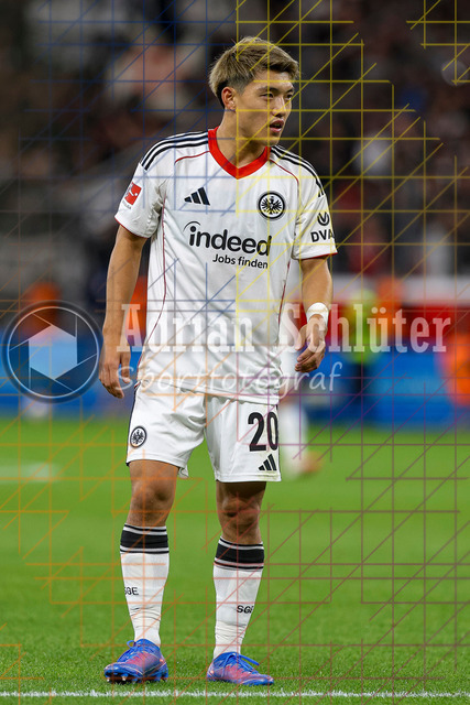Bayer 04 Leverkusen vs Eintracht Frankfurt - Bundesliga  | Leverkusen, Deutschland, 12.09.25:   Ritsu Doan (Eintracht Frankfurt) schaut waehrend des Spiels der Bundesliga zwischen  Bayer 04 Leverkusen vs Eintracht Frankfurt in der BayArena(Foto von Brauer-Fotoagentur / Adrian Schlueter)