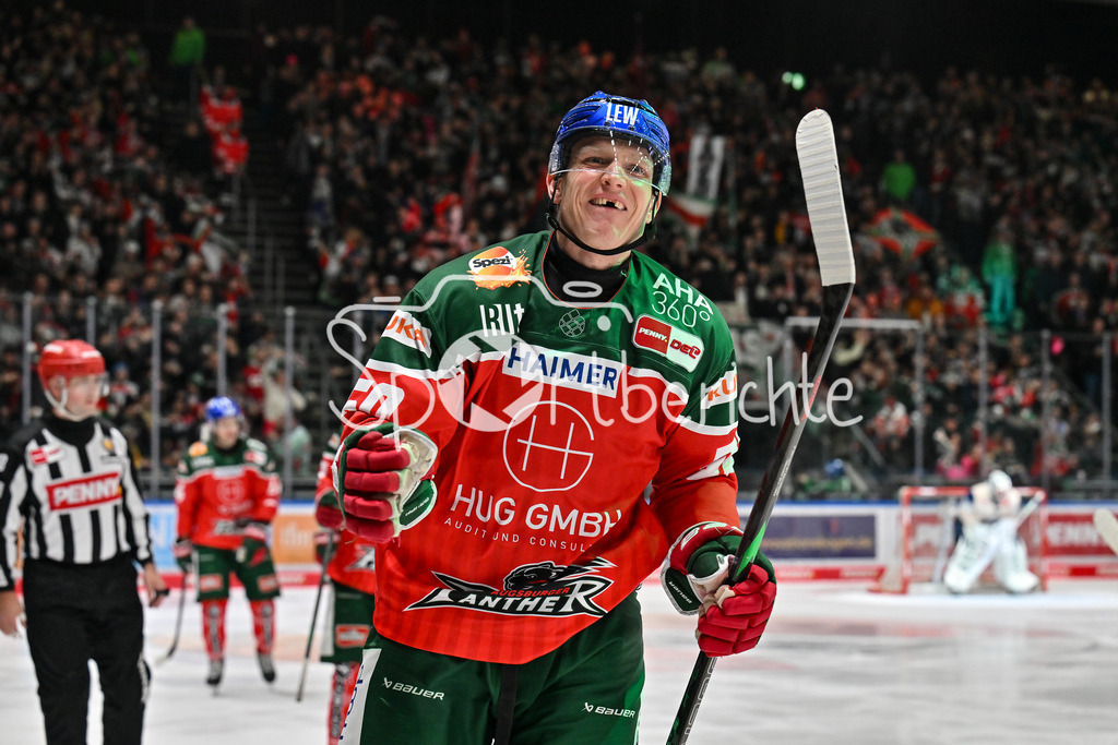 Augsburger Panther - Schwenninger Wild Wings | Jubel des AEV nach dem Treffer zum 4-2 druch Alexander OBLINGER (Augsburger Panther #50) / Freude / happy / Tor / torschuetze / DEL: Augsburger Panther - Schwenninger Wild Wings, Curt Frenzel Stadion am 02.02.2025