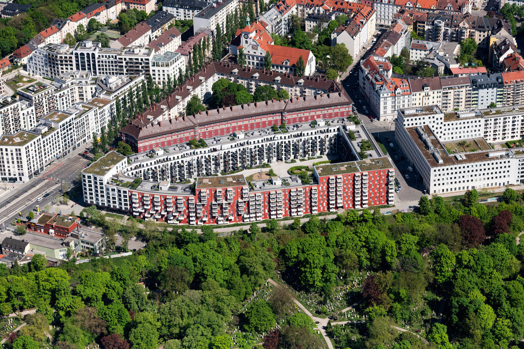 dr__0064029.jpg | MüNCHEN 29.04.2025 Wohngebiet einer Mehrfamilienhaussiedlung Welfengarten an der Welfenstraße - Tassiloplatz im Ortsteil Au-Haidhausen in München im Bundesland Bayern, Deutschland. Weiterführende Informationen bei: Bayerische Hausbau GmbH & Co. KG,  Caruso St John Architects,  Ed. Züblin AG,  Uniola AG,  Vogt Landschaftsarchitekten AG,  steidle architekten Gesellschaft von Architekten und Stadtplanern mbH. // Residential area of a multi-family house settlement Welfengarten on Welfenstrasse - Tassiloplatz in the district Au-Haidhausen in Munich in the state Bavaria, Germany. Further information at: Bayerische Hausbau GmbH & Co. KG,  Caruso St John Architects,  Ed. Zueblin AG,  Uniola AG,  Vogt Landschaftsarchitekten AG,  steidle architekten Gesellschaft von Architekten und Stadtplanern mbH. Foto: Daniel Reiter
