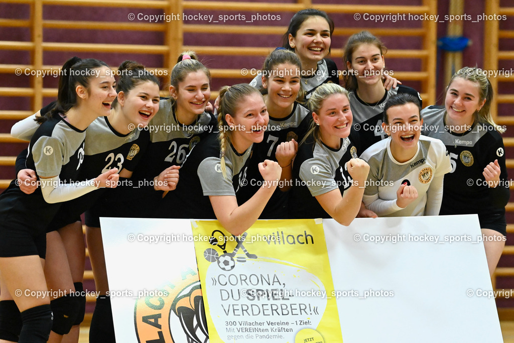 Askö Volley Eagles vs. Mühlviertel Volleys 17.12.2022 | Mannschaftsfoto ASKÖ Eagles Villach, #28 HATEMIC Gloria
Maxima, #23 VEIGL Valentina, #26 KUVEK Iva, #10 KRALL Johanna, #7 FANIC Nada, #13 BEBEKAJLO Vanessa, #2 KIRCHER Elisabeth, #25 SCHULER Chiara, #4 PICHLER Verena, #11 PRANJIC Ana, Jubel Askö Eagles Villach