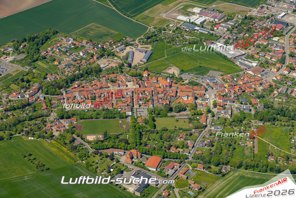 Das Luftbild der Stadt Römhild wurde 2022 vom Flugzeug heraus erstellt (keine Drohnen-Aufnahmen) Aufnahmehöhe ca.450 Meter- hohe Bildauflösung und Druck-Qualität. Garantiert!