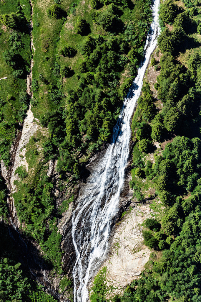 dr__0026403.jpg | RANEBURG 25.06.2019 Naturschauspiel des Wasserfalls an der Felsenlandschaft am Seebach in Raneburg in Tirol, Österreich. // Natural spectacle of the waterfall in the rocky landscape on Seebach in Raneburg in Tirol, Austria. Foto: Daniel Reiter