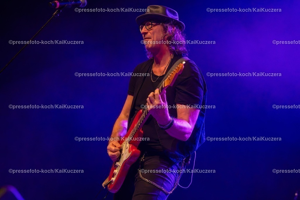 KKU25012501070 | 25.01.2025, xkkux, Düsseldorf, Karnevalsveranstaltung - Die Lachende in der Mitsubishi Electric HALLE. Die Band Räuber performt bei ihrem Auftritt. Im Bild Gitarrist Schrader