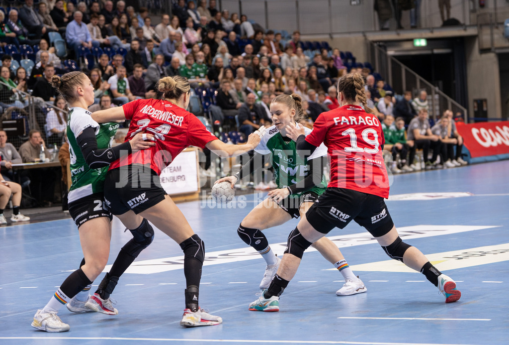 Handball I Frauen I Saison 2025-2026 I 1. HBF I 17. Spieltag I VFL Oldenburg - Thüringer HC I 0140 | Toni-Luisa Reinemann (4, VfL Oldenburg) verteidigt von Luca Farago (19, Thüringer HC) - Realisiert mit Pictrs.com