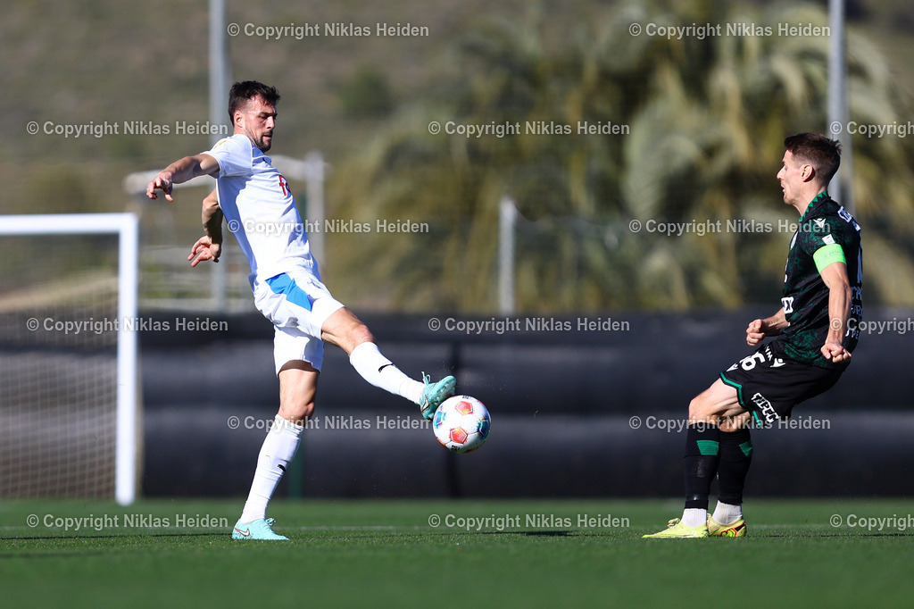 NH_HolsteinKiel_FerencvarosBudapest_Testspiel_10012025 | #28 Jonas Meffert (Holstein Kiel), #16 Kristoffer Zachariassen (Ferencvaros Budapest)Fußball I Herren I Testspiel I Saison 2025-2026  I Holstein Kiel - Ferencvaros Budapest I 10.01.2026 I La Manga Club (Spanien)