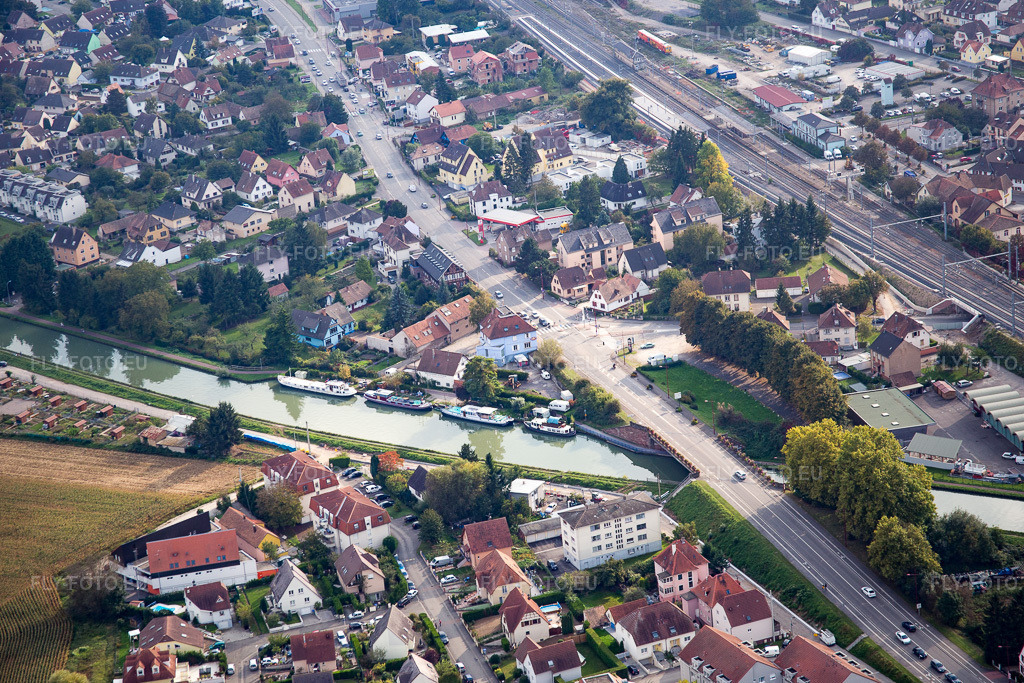 Vue aérienne: Rivière - Ouvrage de pont au-dessus du cours d'eau du moulin à Vendenheim dans le département Bas Rhin, France. Photo: IMG_074132.jpg prise le 04/10/2014 par Werner Riehm/FLY-FOTO.eu – Résolution de l'original: 5167 x 3445 px