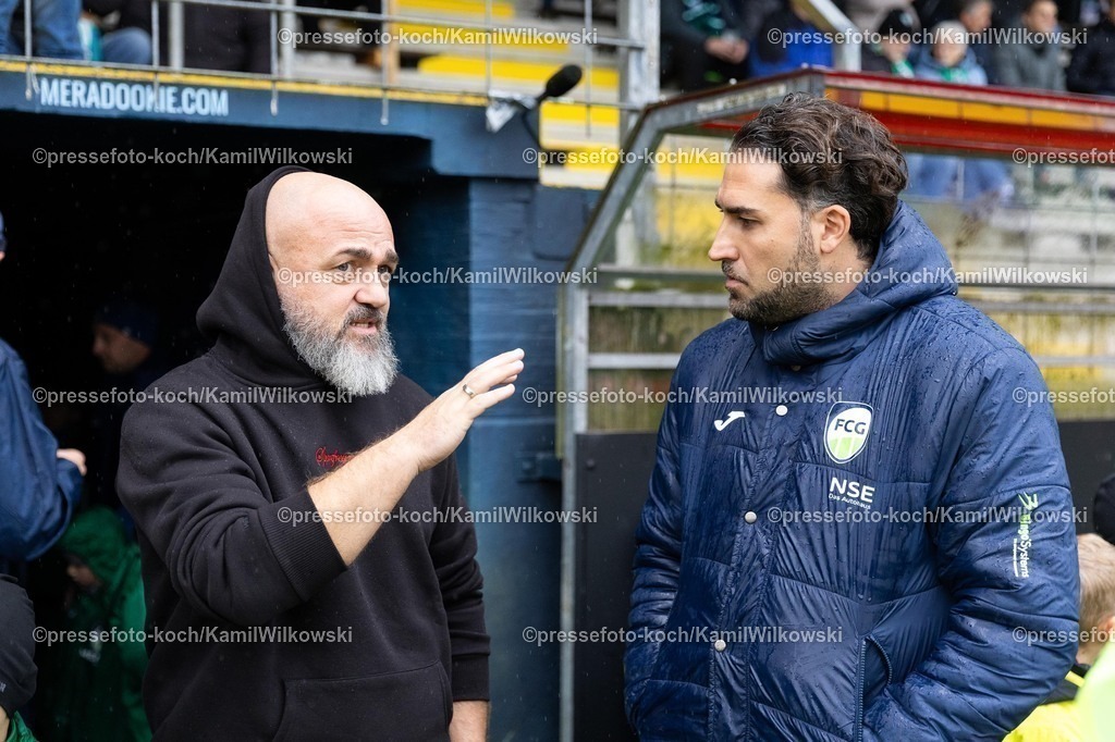 xKWIx26102501003 | 26.10.2025, xkwix, Fußball, Regionalliga West, FC Gütersloh - Sportfreunde Siegen, Ohlendorf Stadion im Heidewald: Julian Hesse (Trainer FC Gütersloh) im Gespräch mit Thorsten Nehrbauer (Sportfreunde Siegen Trainer) 