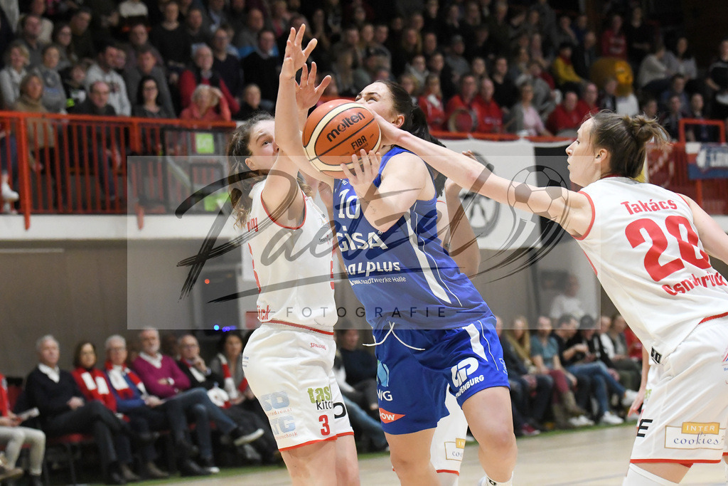20200126_PANHAL_0102 | Basketball, Frauen: Rowie Jongeling (GiroLive-Panthers Osnabrück), Barbora Kasparkova (GISA LIONS SV Halle) und Kata Takacs (GiroLive-Panthers Osnabrück) im Zweikampf beim Spiel der Toyota DBBL zwischen GiroLive-Panthers Osnabrück vs. GISA LIONS SV Halle am 26.01.2020 im Panthers Dome in Osnabrück, Deutschland.(Foto von Nico Paetzel) - Realisiert mit Pictrs.com