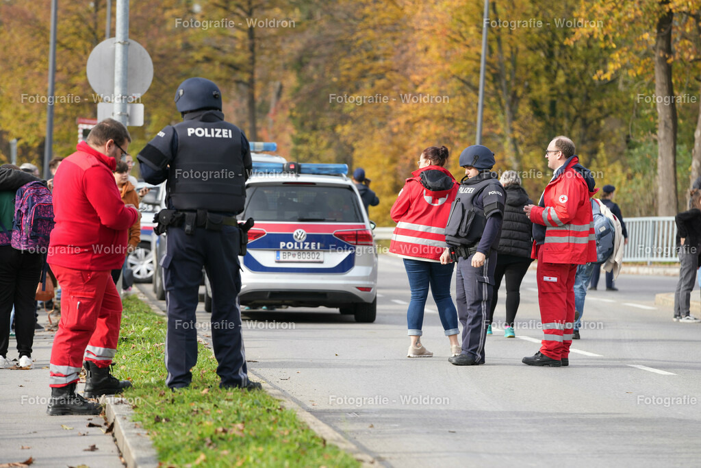 20221111 Amoklauf in Mittelschule Haselstauden | DORNBIRN, OESTERREICH - 11. NOVEMBER: Polizeieinsatz waehrend des Amoklaufs in der Mittelschule Haselstauden in Mittelschule Haselstauden on November 11, 2022 in Dornbirn, Austria.