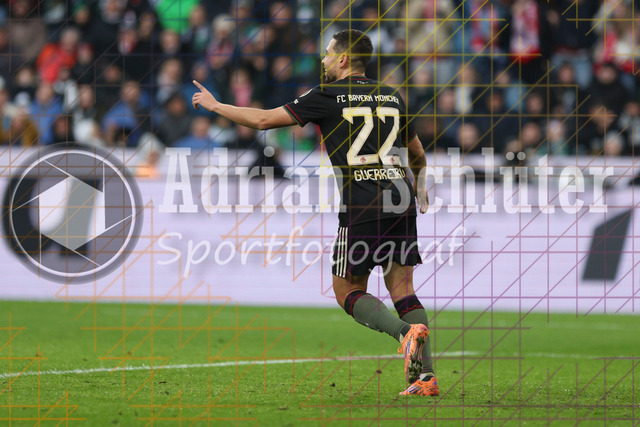 Borussia Mönchengladbach vs FC Bayern München - Bundesliga  | Mönchengladbach, Deutschland, 25.10.25:   Raphael Guerreiro (FC Bayern München) Torjubel, jubelt nach seinem Treffer zum 0:2 waehrend des Spiels der Bundesliga zwischen Borussia Mönchengladbach vs FC Bayern München im Stadion im Borussia Park(Foto von Brauer-Fotoagentur / Adrian Schlueter)