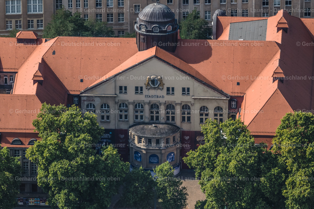 4039846 | LEIPZIG 14.09.2020 Therme und Schwimmbecken am Freibad der Freizeiteinrichtung der "Förderstiftung Leipziger Stadtbad" an der Eutritzscher Straße im Ortsteil Zentrum-Nord in Leipzig im Bundesland Sachsen, Deutschland. Weiterführende Informationen bei: Förderstiftung Leipziger Stadtbad. // Spa and swimming pools at the swimming pool of the leisure facility of the "Foerderstiftung Leipziger Stadtbad" on Eutritzscher Strasse in the district Zentrum-Nord in Leipzig in the state Saxony, Germany. Further information at: Foerderstiftung Leipziger Stadtbad. Foto: Gerhard Launer