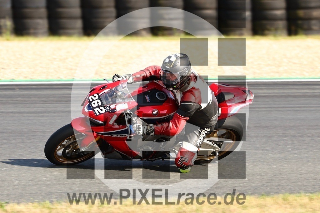 0262-20250719_13763 | Schöne Erinnerungen an spannende Momente - das festzuhalten ist unser Job. PIXELrace.de ist seit 2003 auf den Rennstrecken Europas unterwegs um die Action draußen beim Fahren und die wunderbare Stimmung imm Fahrerlager für euch einzufangen.