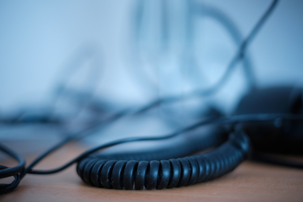 Festnetztelefon in Kabelgewirr | Wien, Austria - January 11, 2022: Festnetztelefon in Kabelgewirr. - Realisiert mit Pictrs.com