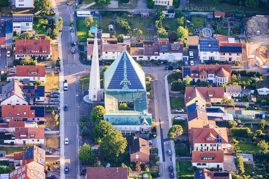 Luftbild: Modernes Gebäude mit PV-Dach der Prot. Christuskirche in Speyer im Bundesland Rheinland-Pfalz in Deutschland. – Foto: IMG_157121.jpg vom 18.06.2026 durch Werner Riehm/FLY-FOTO.de – Auflösung des Originals: 5741 x 3827 px – Prot. Christuskirchengemeinde Speyer
