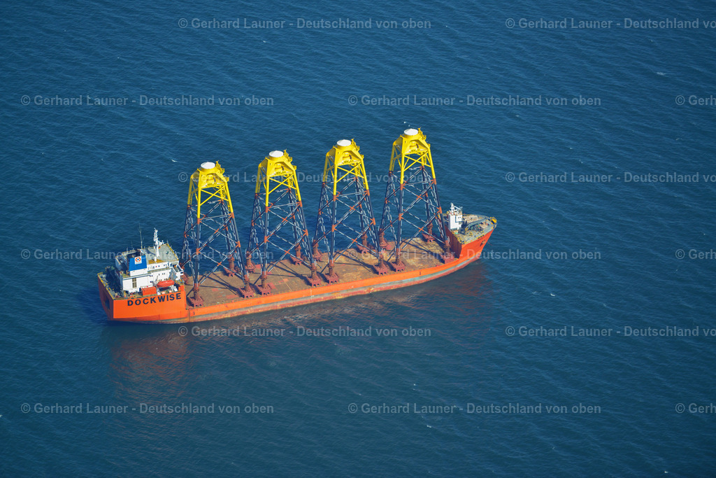 3637871 | SASSNITZ 25.08.2016 Schiff - Spezialschiff TERN in Fahrt mit Jackets - Tragstrukturen - Fundamenten für Offshore - Windkraftanlagen beim Verlassen des Küstenbereiches in Sassnitz an der Ostseeküste im Bundesland Mecklenburg-Vorpommern, Deutschland. Die Dockwise B.V. ist ein Spezialunternehmen für Schwerguttransporte auf dem Wasserweg. Weiterführende Informationen bei: Boskalis,  EEW Holding GmbH &amp; Co. KG,  OWT - Offshore Wind Technologie GmbH. // Ship - special ship TERN traveling with jackets - supporting structures - foundations for offshore - wind turbines when leaving the coastal area in Sassnitz on the Baltic Sea coast in the state Mecklenburg-West Pomerania, Germany. Dockwise B.V. is a specialist company for heavy goods transport by water. Further information at: Boskalis,  EEW Holding GmbH &amp; Co. KG,  OWT - Offshore Wind Technologie GmbH. Foto: Gerhard Launer