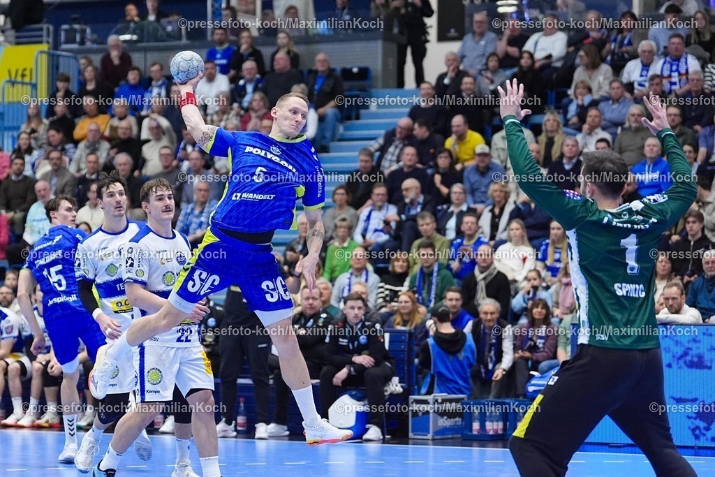 xYDRx19022601028 | 19.02.2026, xydrx, Handball, 1.HBL, VfL Gummersbach - ThSV Eisenach, Schwalbe-Arena: Tilen Kodrin (VfL Gummersbach #5) beim Wurf auf das Tor von Matija Spikic (ThSV Eisenach #1)   Photo: xYannisxDreimannxPressefotoKochx