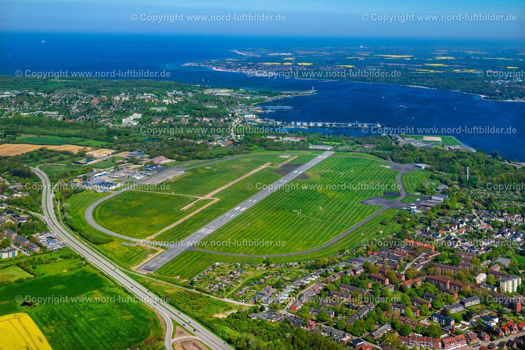 Kiel_FlugplatzELS_6105010524 | KIEL 01.05.2024 Start- und Landebahnen mit Rollwegen Hangaranlagen und Terminals auf dem Gelände des Flughafen an der Boelckestraße Holtenau in Kiel im Bundesland Schleswig-Holstein. // Runway with hangar taxiways and terminals on the grounds of the airport in Kiel in the state Schleswig-Holstein. Foto: Martin Elsen