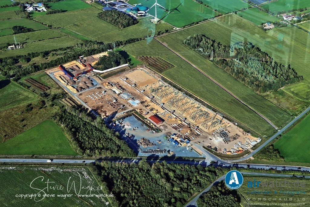 Luftbild Umspannwerk Husum/Nord - Der Baubeginn für das Umspannwerk Husum-Nord wurde im April 2017 mit bauvorbereitenden Maßnahmen eingeleitet | Der Baubeginn für das Umspannwerk Husum-Nord wurde im April 2017 mit bauvorbereitenden Maßnahmen eingeleitet, darunter Kampfmittelräumungsarbeiten und die Errichtung einer Zufahrt zur Baustelle von der Bundesstraße 5. Der eigentliche Bau des 380/110-kV-Umspannwerkes begann im Juli 2017.