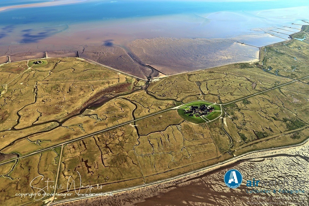 Die Gemeinde Langeneß - Luftbild | Die Gemeinde Langeneß hat eine Fläche von 11,57 km² und eine Bevölkerung von etwa 126 Einwohnern, was einer Bevölkerungsdichte von 11 Einwohnern pro km² entspricht.