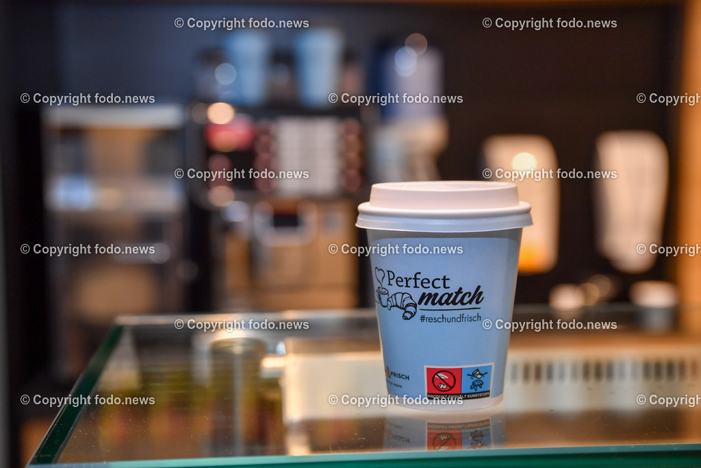 Resch und Frisch_ Coffee to Go_ 09.12.2022-4 | 09.12.2022, Wels, AUT, Resch und Frisch, Coffee to Go, im Bild Coffee to Go im Becher