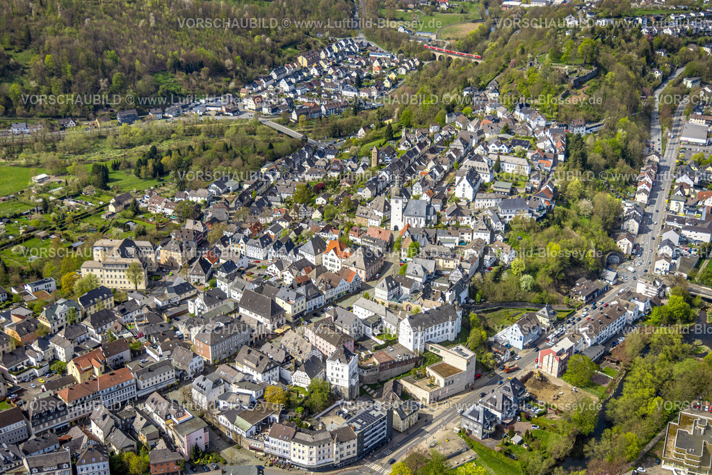 Arnsberg260402568 | Luftbild, Altstadt mit Glockenturm und Stadtkapelle St. Georg, Bezirksregierung an der Schloßstraße, Arnsberg, Sauerland, Nordrhein-Westfalen, Deutschland
