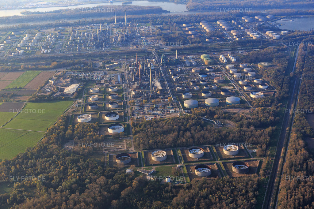 Luftbild: Tanks und Produktionsanlagen der Mineralölraffinerie Oberrhein am Hauptsammelkanal im Ortsteil Knielingen in Karlsruhe im Bundesland Baden-Württemberg in Deutschland. Foto: IMG_075474.jpg vom 26.10.2014 durch Werner Riehm/FLY-FOTO.deWWW.MIRO-KA.DE