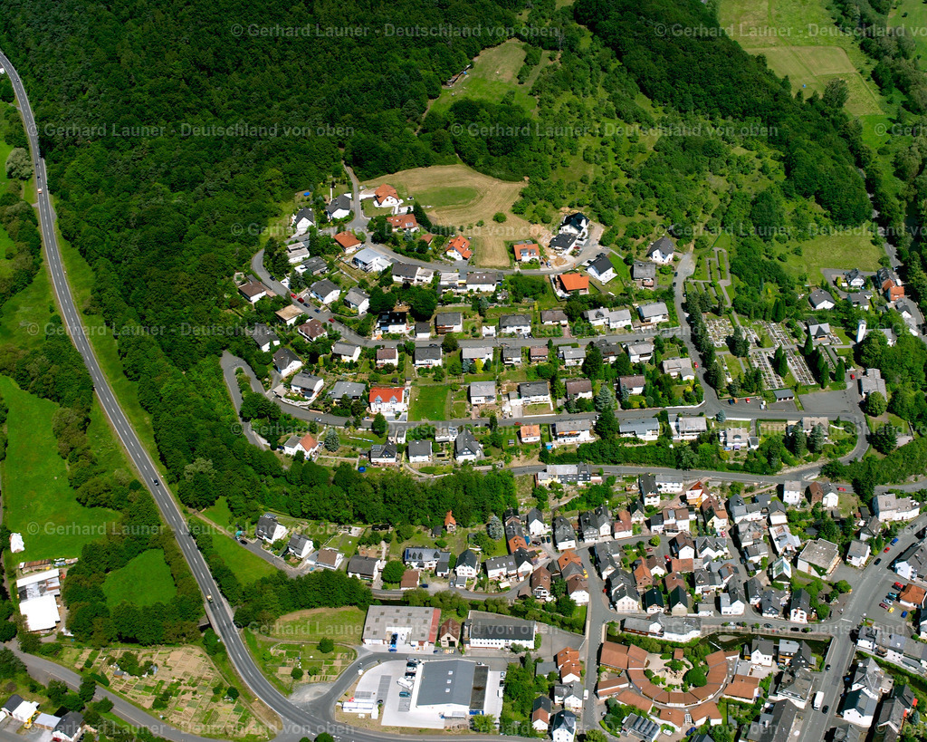 2610485 | Herborn BURG 09.06.2006 Von Wald und Forstgebieten umgebener Ortskern der Straßen und Häuser und Wohngebiete in Burg im Bundesland Hessen, Deutschland // Surrounded by forest and forest areas center of the streets and houses and residential areas in Burg in the state Hesse, Germany Foto: Gerhard Launer