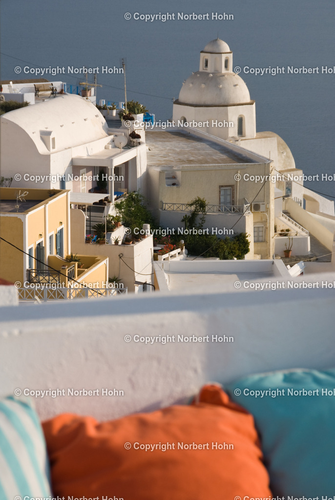 Reisefotografie - Griechenland - Santorini | Am Kraterrand gelegener Hauptort Thira der Kykladeninsel Santorini - Realisiert mit Pictrs.com