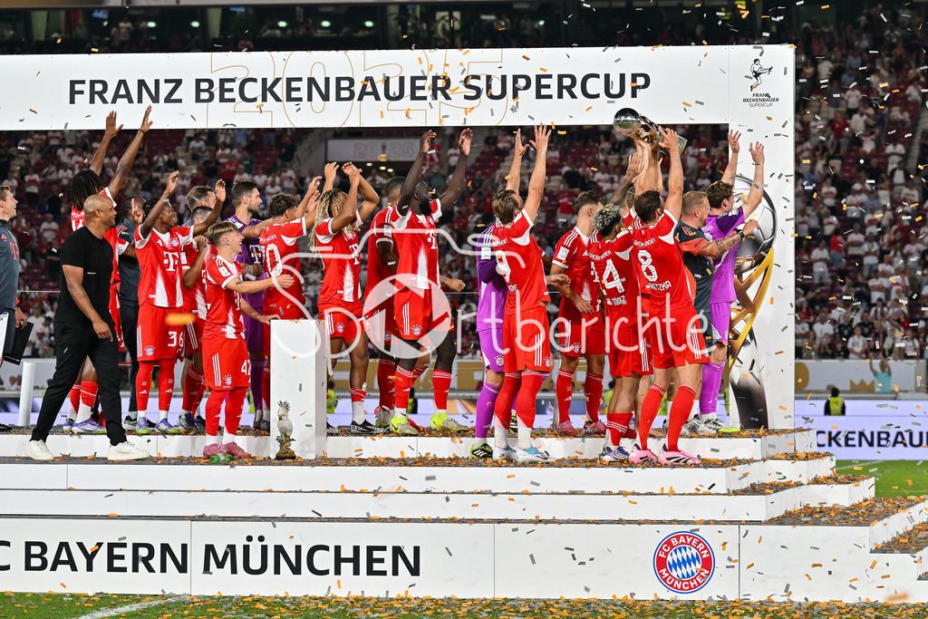 VfB Stuttgart - FC Bayern München | Franz Beckenbauer Supercup Sieger 2025 - FC Bayern München / Siegerfoto / Jubelfoto / Mannschaftsbild / Mannschaftsfoto / Franz-Beckenbauer Supercup: VfB Stuttgart - FC Bayern München; MHP Arena am 16.08.2025 / Leon GORETZKA (FC Bayern Muenchen 8) / Jubel Richtung Fankurve