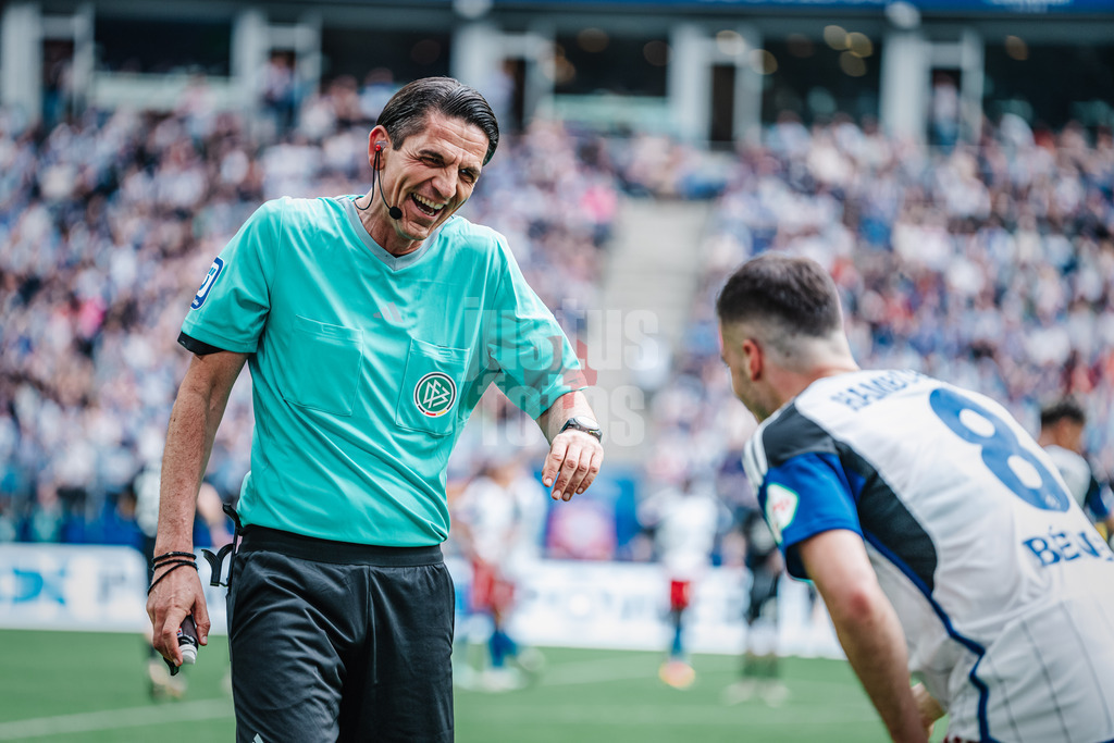 Fußball | Männer | Saison 2023/2024 | 2. Fußball-Bundesliga | 28. Spieltag | Hamburger SV vs. 1. FC Kaiserslautern | 06.04.2024 | Schiedsrichter Deniz Aytekin scherzt mit Laszlo Benes (#8, HSV)